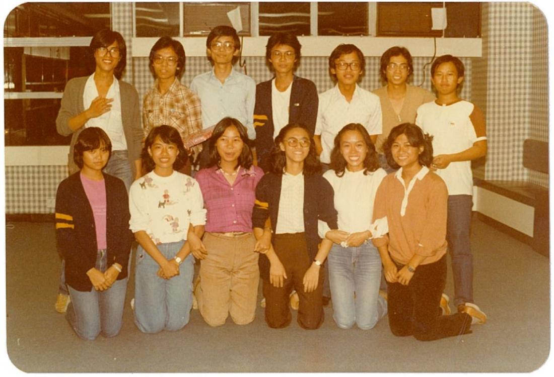吴博士（后排中）于1981年中大与历史系同学于迎新营合影。