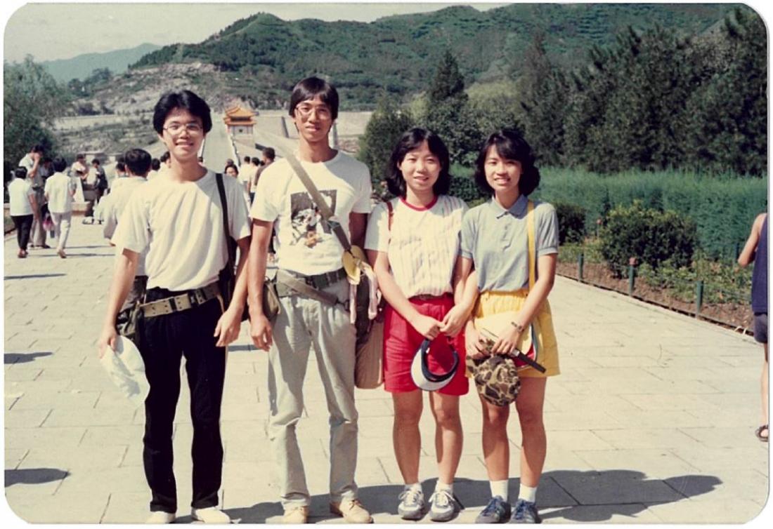 吴博士（左一）于1982年与同学游览北京，其中一位（右一）后来成为他的妻子。