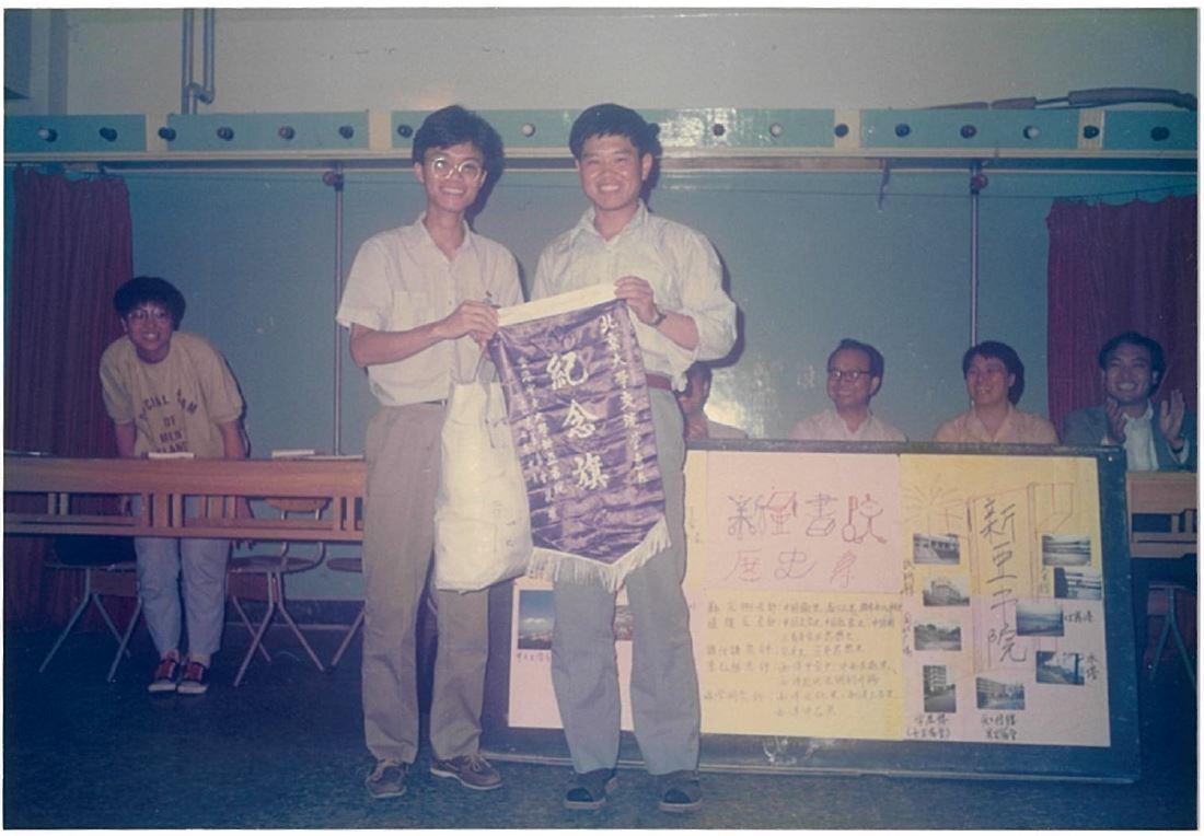 吳博士(左)於1986年到訪北京大學歷史系。