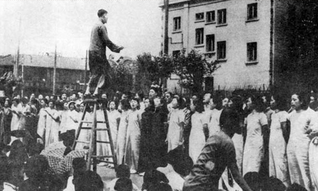 Liu Liangmo, a key figure in the Community Singing Movement in the 1930s, conducts an open-air singing concert in Shanghai in June 1936.